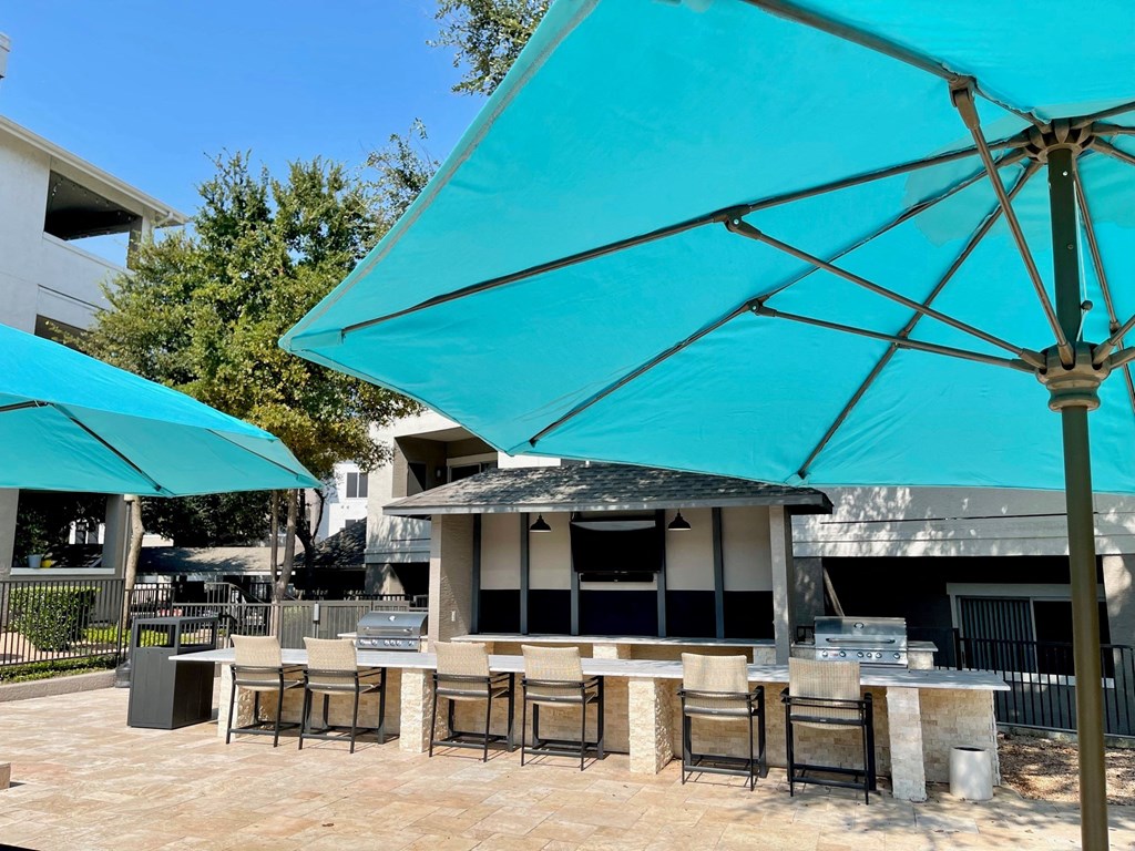 Outdoor lounge with gas grills Outdoor lounge with gas grills at Stonelake at the Arboretum, Austin
